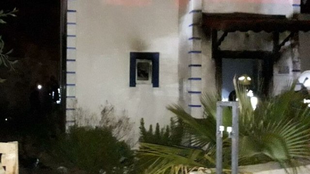 Sigara içerken kolonya şişesi tutuştu, ev kül oldu