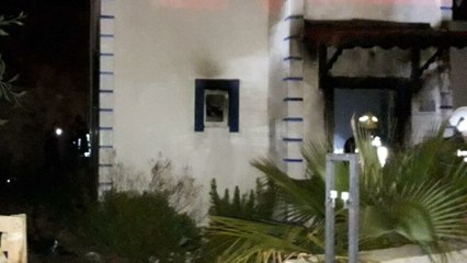 Sigara içerken kolonya şişesi tutuştu, ev kül oldu