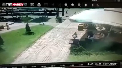 Uçan şemsiye çocuğu teğet geçti