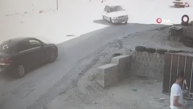 Ezilmekten kıl payı kurtuldu... İki otomobilin çarpışma anı güvenlik kamerasında