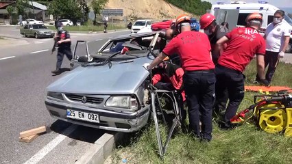 Download Video: Hurdaya dönen araçta sıkışan sürücüyü itfaiye kurtardı