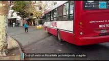 Caos vehicular en Plaza Italia por trabajos de una grúa