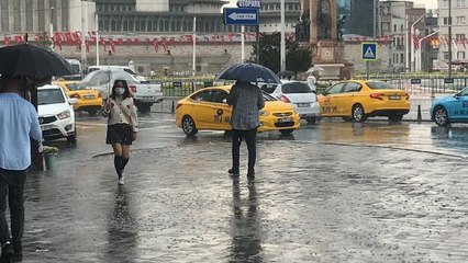 TAKSİM'DE YAĞMURA HAZIRLIKSIZ YAKALANANLAR ISLANDI