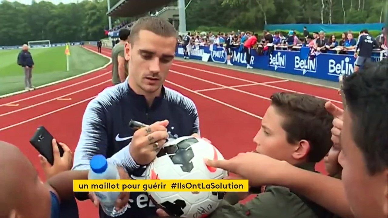 En Normandie, un fan de foot organise une vente aux enchères de maillots dédicacés au profit du Téléthon