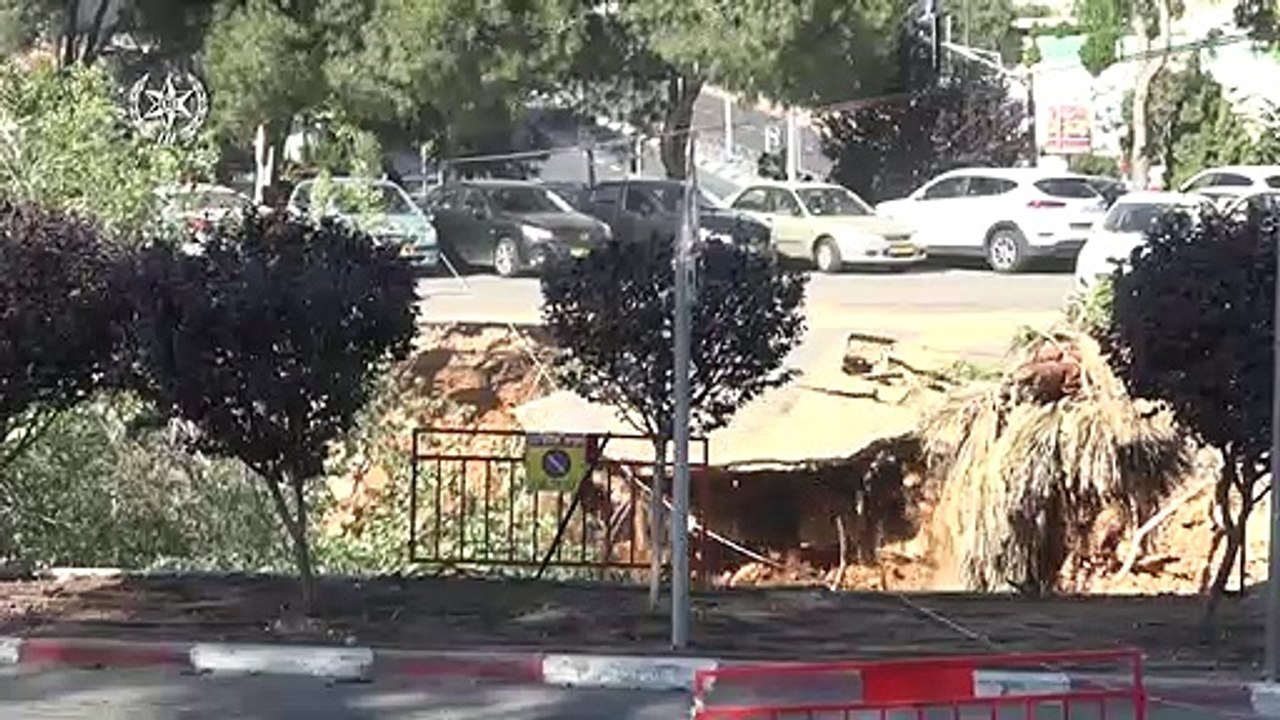 Riesiges Erdloch verschluckt Auto auf Parkplatz