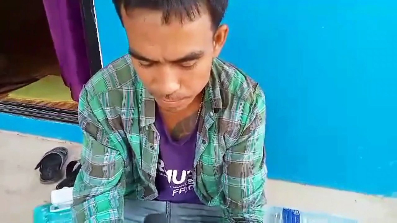 ปราจีนบุรี-สิบล้อบรรทุกทรายเสียหลักชนไฟฟ้ากjอนพุ่งชนห้องแถวรถยนต์ จยย.พังยับ โชคดีไร้คนเจ็บ