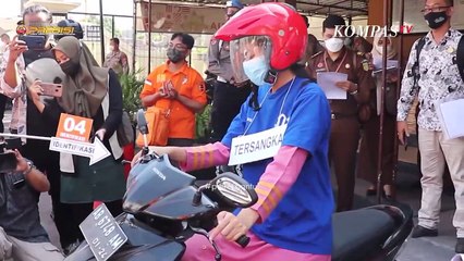 Detik-detik Rekonstruksi Kasus Sate Sianida yang Tewaskan Anak Pengemudi Ojol