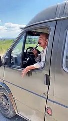 Karpuz ve kavunlarını şarkılar eşliğinde satan adamın videosu viral oldu