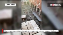 Milano, maxi rissa in piazza Mercanti: le immagini degli scontri a due passi dal Duomo