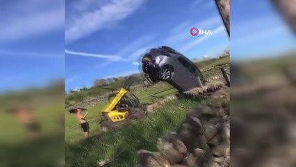 İngiltere'de bir çiftçi, iş makinesi ile otomobili ters çevirdi