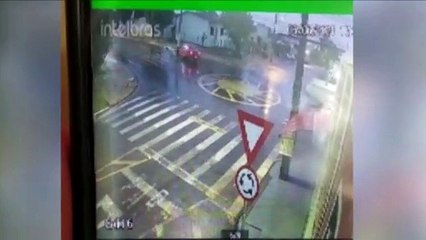 Câmera registra colisão em rotatória da Rua Ipanema e condutor de Siena fugindo do local
