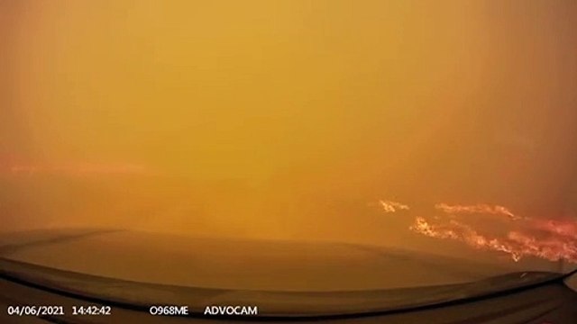 Cet automobiliste conduit à travers un feu de forêt... terrifiant