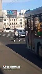 Elle s'amuse à courir devant des voitures pour une vidéo TikTok !