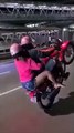 Ce motard veut impressionner sa copine en faisant une roue arrière... elle va être servie