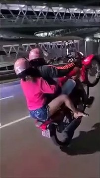 Ce motard veut impressionner sa copine en faisant une roue arrière... elle va être servie
