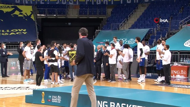 2020-2021 Basketbol Süper Ligi şampiyonu Anadolu Efes kupasını aldı