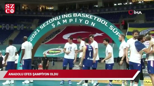 2020-2021 Basketbol Süper Ligi şampiyonu Anadolu Efes kupasını aldı
