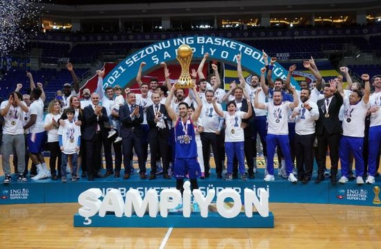2020-2021 Basketbol Süper Ligi şampiyonu Anadolu Efes kupasını aldı