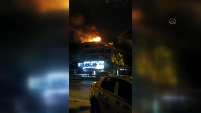 Fatih'te 4 katlı binanın çatısında çıkan yangın söndürüldü