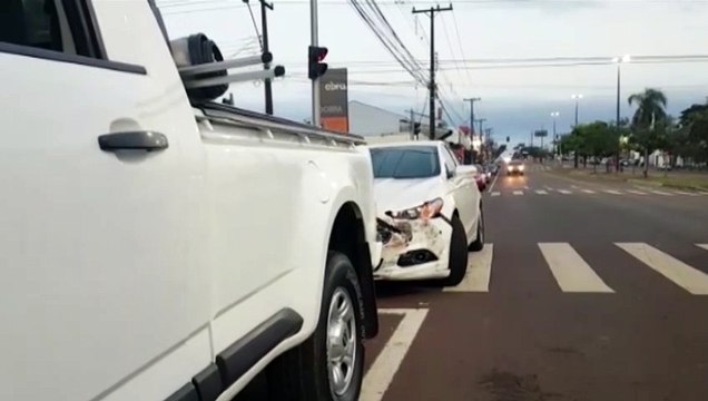 Fusion e caminhonete se envolvem em acidente na Avenida Barão do Rio Branco, no Bairro São Cristóvão