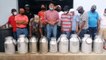 Ganaderos de Yásica botan cientos de litros de leche en protesta por disminución del precio de compra