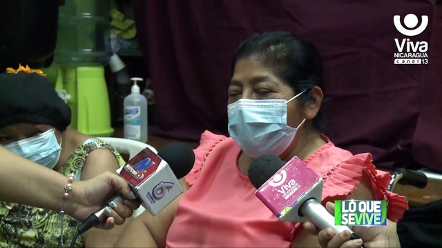 Adultos mayores son inmunizados en el Hospital Manolo Morales