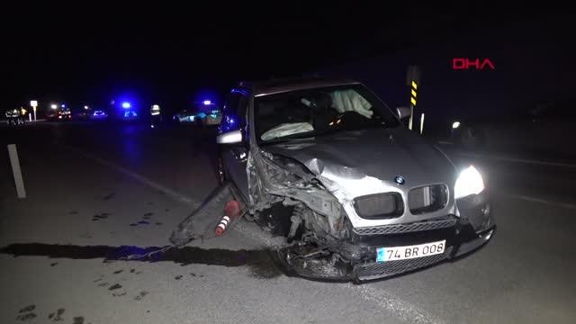 Son dakika! BARTIN-TERS ŞERİDE GİREN CİP, JANDARMA ARACIYLA ÇARPIŞTI: 2'Sİ ASKER 4 YARALI
