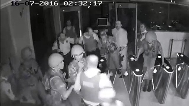 İBB binasına giren darbeci askerlerle polisin kavga anı
