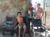 Após apelo da mãe na TV Diário do Sertão, jovem especial recebe doação de duas cadeiras de rodas
