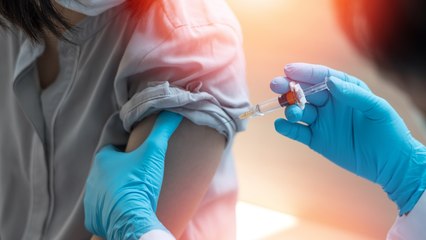 ''Quem tomou a vacina e teve contato com o vírus só apresentou sintomas leves'', explica médico