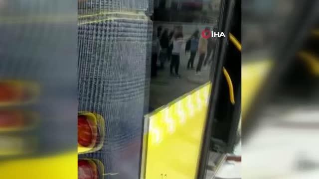 Kağıthane'de freni boşalan İETT otobüsü metro inşaatına daldı