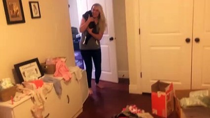 Kedi için çıldıran bebek