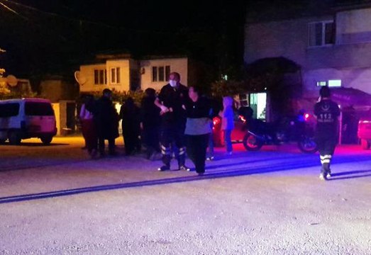 Komşuların kavgasında ortalık savaş alanına döndü! Dakikalarca kopan parmağı aradılar