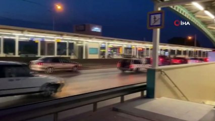 Asker konvoyunda araçlardan sarkıp selfie yaptılar...O anlar kameralara yansıdı