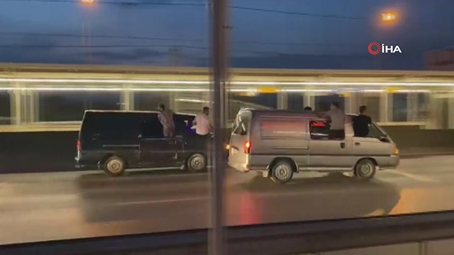 Asker konvoyunda araçlardan sarkıp selfie yaptılar...O anlar kameralara yansıdı