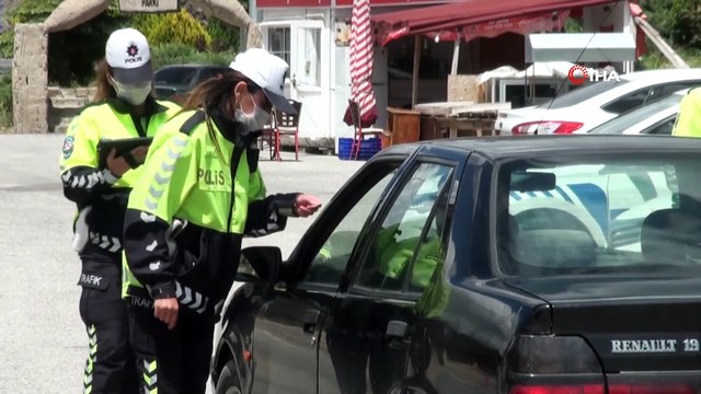 Trafikte işitme engellilerin sesi olmak için işaret dili öğrendi