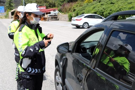 Trafikte işitme engellilerin sesi olmak için işaret dili öğrendi