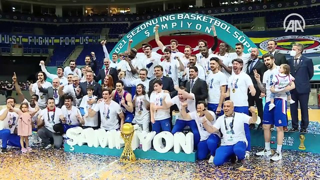 Basketbol Süper Ligi'nde şampiyon Anadolu Efes, kupasını aldı