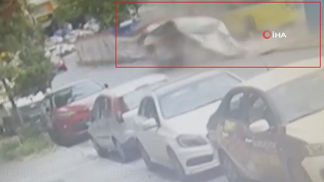 Kağıthane'de İETT otobüsünün metro inşaatı bariyerlerine çarptığı anlar kamerada