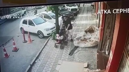 SULTANGAZİ'DE YERE DÜŞEN PARAYI BEBEK ARABASIYLA PERDELEYİP ALDILAR