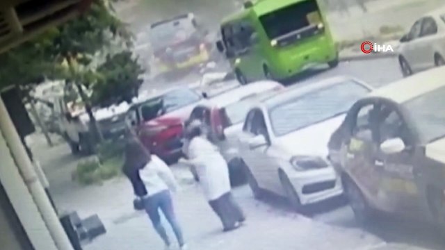 Kağıthane'de İETT otobüsünün metro inşaatı bariyerlerine çarptığı anlar kamerada