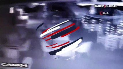 Mekandan çıkmaya çalışırken cam kapıya girdi