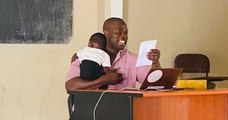 Sénégal : un professeur fait cours avec le bébé d'une étudiante dans les bras pour qu'elle puisse suivre facilement