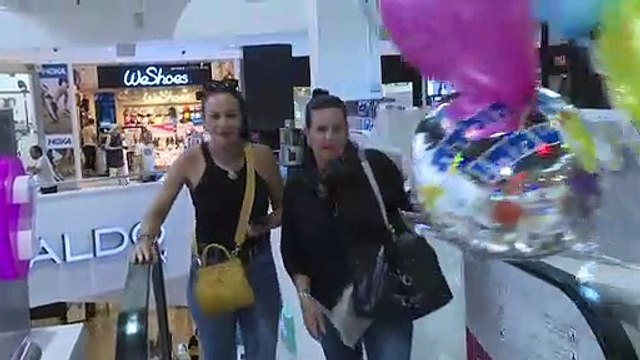 Israelíes sin mascarillas en lugares públicos cerrados