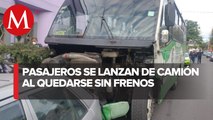 En CdMx, camión de pasajeros se queda sin frenos y embiste autos; hay 14 lesionados