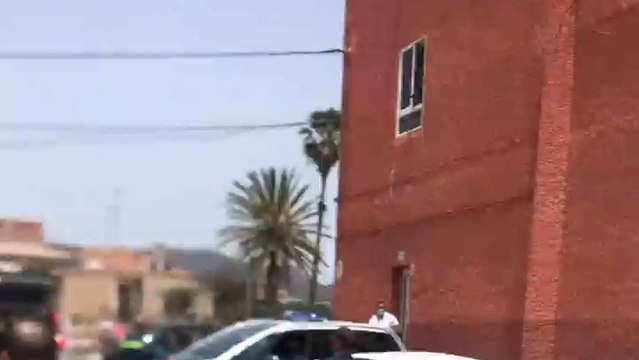 Una turba de vecinos trata de agredir a Carlos durante el registro a su piso en Mazarrón donde le incautaron varias armas.