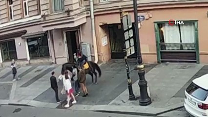 - Atın altından geçmek isteyen kaykaycı, at tarafından ezildi