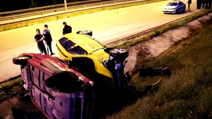 SAMSUN - Meydana gelen zincirleme trafik kazasında araçlar su kanalına devrildi: 2 yaralı