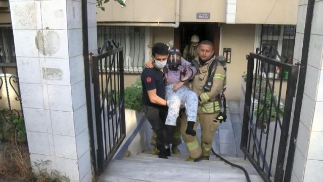 Son dakika haber: AVCILAR'DA 5 KATLI BİNADA YANGIN PANİĞİ; MAHSUR KALAN YATALAK KADINI İTFAİYE KURTARDI
