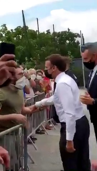 Emmanuel Macron giflé lors d'un déplacement dans la Drôme